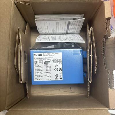 Датчик расстояния Sick DL100-21HA2102 с разрешением 0,1 мм