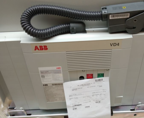 Вакуумный выключатель среднего напряжения ABB VD4 с номинальным током 630 А, частотой 50/60 Гц и весом 140 кг